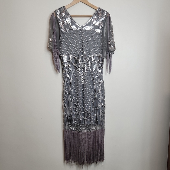 Elegant Silver Flapper Dress - Picture 1 of 8